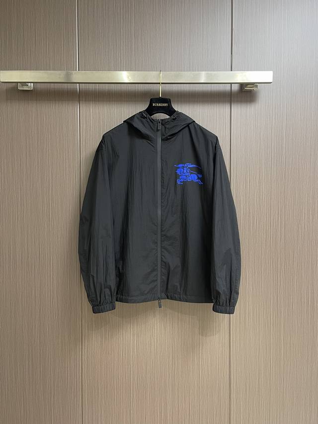 P490 Burberry 2025Ss早春新款战马连帽外套，装饰马术骑士徽标贴花。质地轻盈，呈现休闲版型。来自Burberry经典之作系列，以鲜明品牌风格诠释