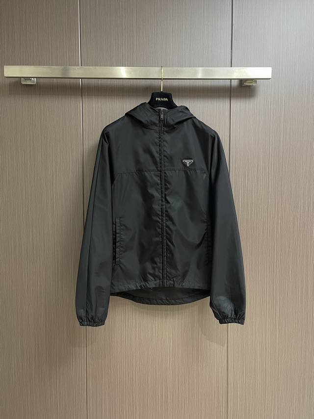 P500 Prada 2025Ss春夏连帽夹克外套，休闲拉链夹克，此款夹克外套选用了专业定制的轻薄科技面料制成，表面整洁光滑且富有光泽，上身舒适轻盈不闷热，完美