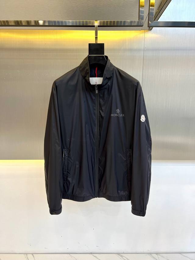P440 Mon蒙口、2025S早春新款立领贴饰皮标Logo夹克外套。采用进口环保面料，高效持久防水透气，防撕裂性能效果尤为明显！夹克版型简约大气，轻便舒适，处