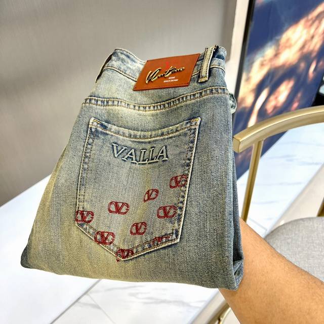 P270 Vt华伦天奴、2025早春新款，男士赤耳丹宁浅蓝色系牛仔裤，Skinny的小直筒版型，专为春夏而存在的单品，经典的五袋裤，客供的丹宁，料薄且质软，横向