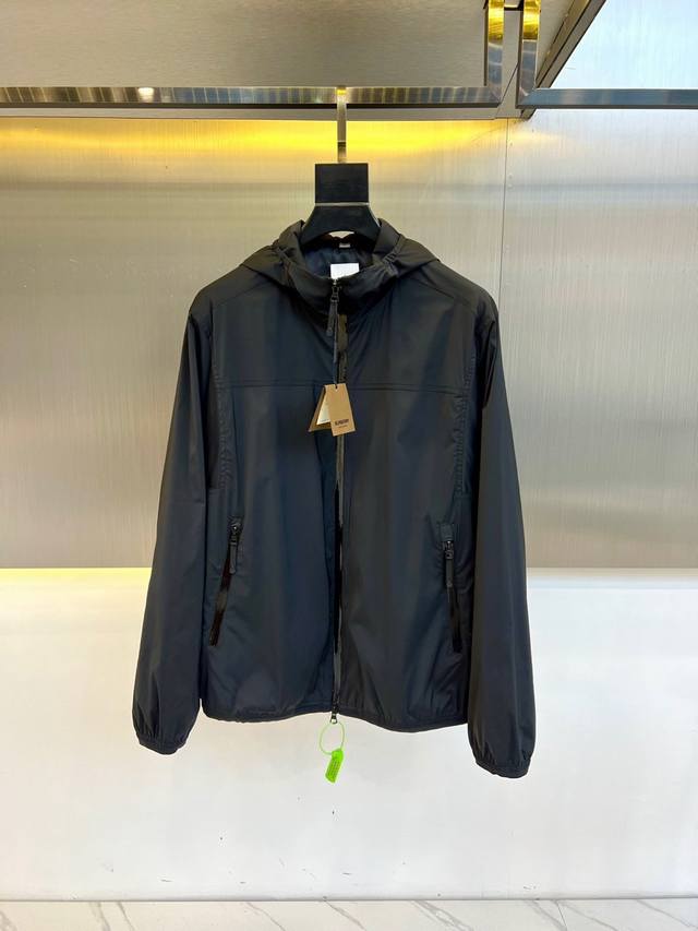 P490 Bur巴宝莉、25春夏新品夹克外套！采用进口轻尼龙科技面料制作，上身柔软舒适，超级轻盈！款式更是时尚有型，五金全部客供，拉链刻有 Logo ，各种细节