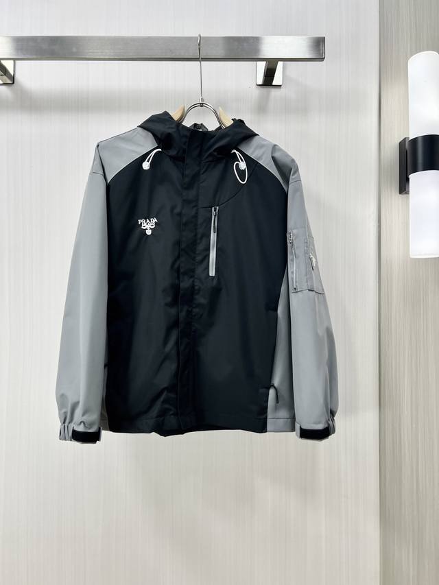 460。Prada 普拉达 2025开秋新款男士夹克外套，原单三标齐全高端版本！高定专柜面料 透气舒适度高，细节无可挑剔，品牌元素设计理念，做工考究工艺复杂，专