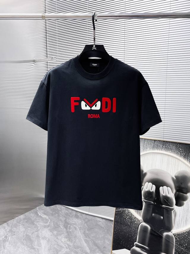 P180 芬迪 Fendi Ss新款 半袖 体恤 短袖 圆领T恤，高端版本！专柜定制面料 透气舒适度高，细节无可挑剔，品牌元素设计理念，体现高品质。手感细腻柔软