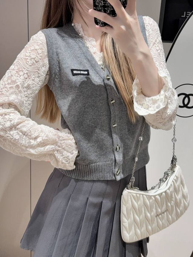 P330顶级原单Miumi*250222新款针织马甲左侧字母车花Logo印章 上身少女感满满！尺码Sml现货