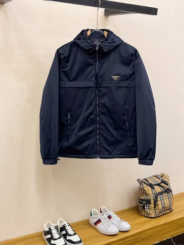 P430 普拉达 三标齐全 Ss冬季新款羽绒夹棉棉服外套，秀场新品品相非常完美，舒适保暖，色泽饱满诱人，非常出彩的设计，轻松将时髦感进阶，做工极为考究严谨，走线