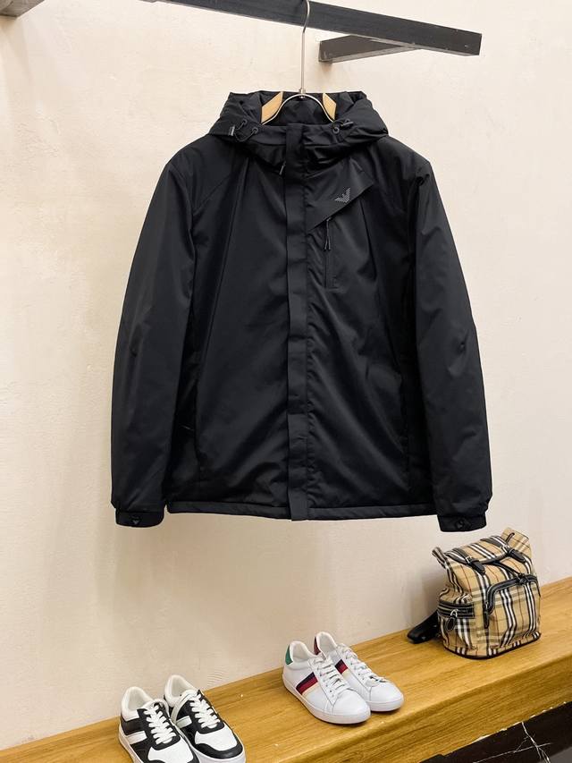 P430 阿玛尼 三标齐全 冬季新款羽绒棉服，秀场新品品相非常完美，舒适保暖，色泽饱满诱人，非常出彩的设计，轻松将时髦感进阶，做工极为考究严谨，走线工整细致！大