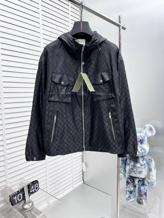 P380 Gucc* 2025Ss春季新款男士夹克外套，专柜定制面料 透气舒适度高，细节无可挑剔，品牌元素设计理念，体现高品质，手感细腻柔软 呈现休闲裁剪，上身