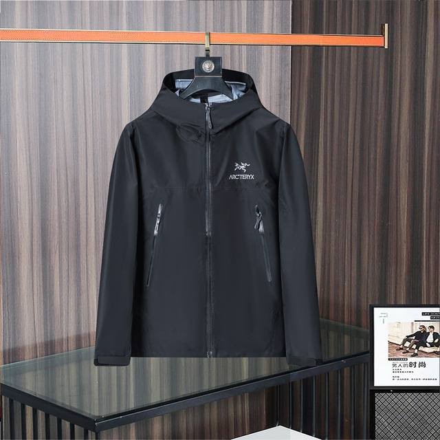 P410 Arc’Teryx始祖鸟最新户外男款风衣，高品质原版设计和采料，精选全新高性能复合面料，防风防水透气强，新潮设置，穿着合身舒适大方。辅料、做工都围绕品