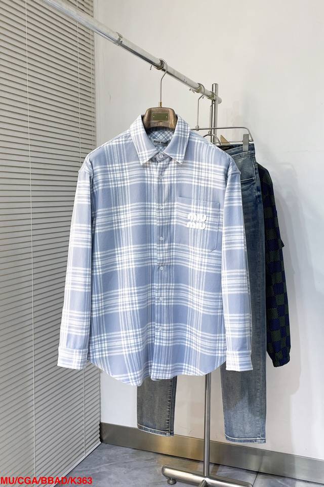 P290 K363 Mup Miumiu 2025Fw 春季新款格纹长袖衬衫，定点对位对格，采用进口面料还原 非常柔顺，衬衫风格设计结合现代风格，前胸口袋饰以品