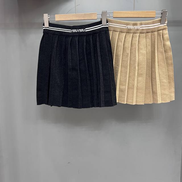 P250女装新宠！Miumiu金线混纺百褶短裙，闪耀金色丝线交织，优雅百褶设计，尽显高级质感，短裙长度秀美腿，时尚必备！三码二色现货供应