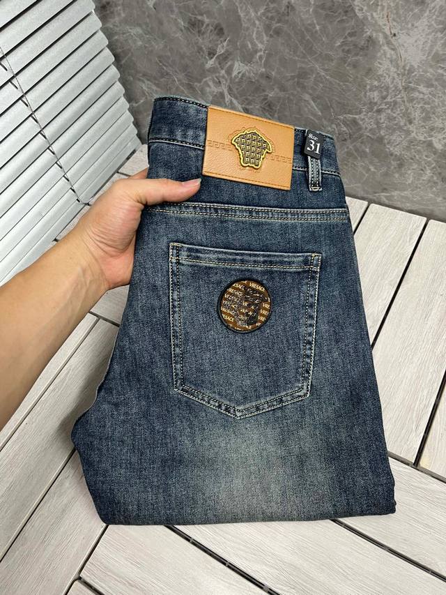 P200 范思哲 2025春季新款休闲牛仔裤，高端定制系列。进口高密度定制纯棉单宁面料：舒适柔软亲肤，笔挺不易起皱，原版五金。实物拍摄简单明了，超级百搭上身效果