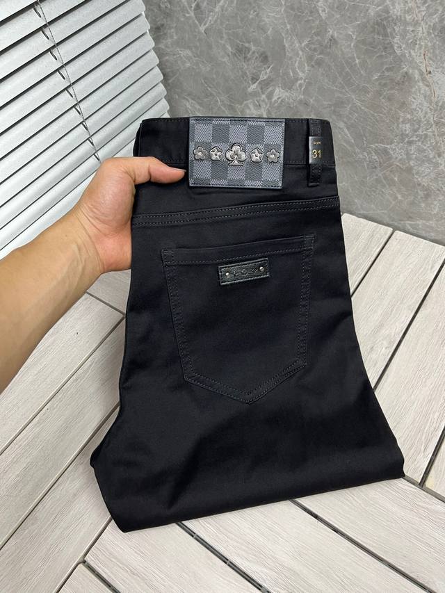 P200 Lv 2025春季新款休闲牛仔裤，高端定制系列。进口高密度定制纯棉单宁面料：舒适柔软亲肤，笔挺不易起皱，原版五金。实物拍摄简单明了，超级百搭上身效果超