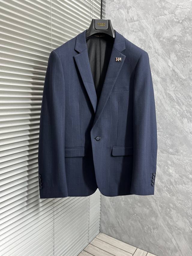 New# P550爱马仕 商务休闲西服套装！ 衣服西裤 得体的西装在许多人的心中绝对占有很重要的地位，不论是精英职场还是其他的正式场合，在你犹豫不定之时穿一件西