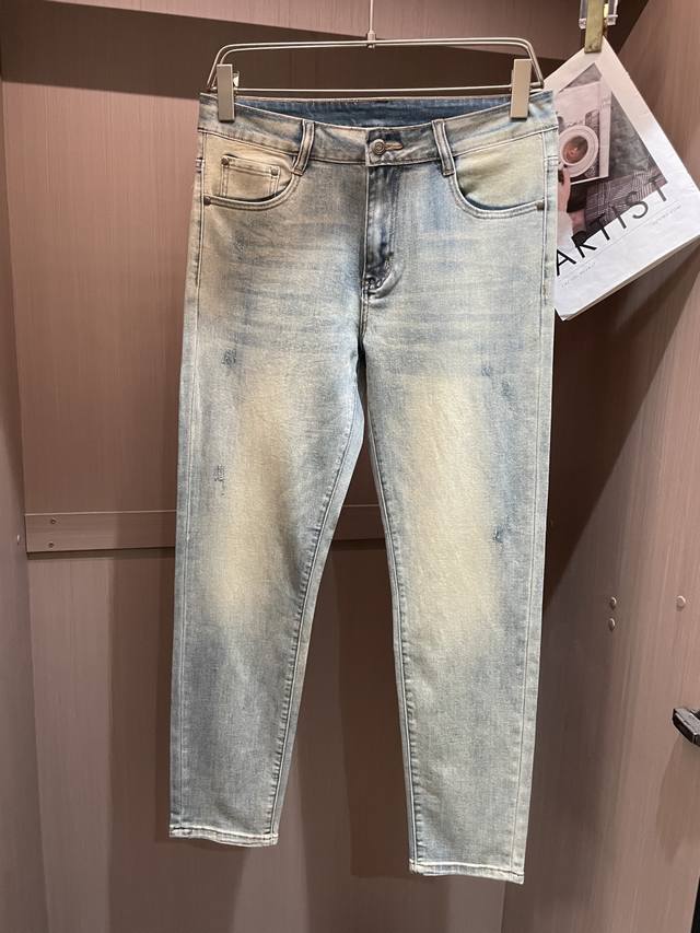 P320 Loewe 专柜最新同款牛仔裤 面料版型做工绝绝子 好穿不挑身材在搭配上没有太多的限制 随意简洁的衬托其他单品，来展现自己的风格姿态～ 可以百搭任何风