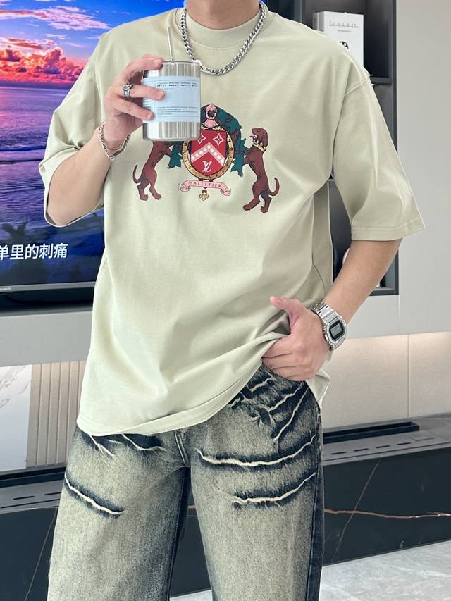 P290 Lv 2025春夏新款首发专柜最新款短袖圆领T恤 官网同款 高端订制 设计前卫时尚！品牌Logo重工艺设计 高端定纯棉面料.手感柔软.穿着舒适.专柜级