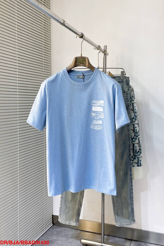 P200 K430 Dr迪奥 25Ss新款 T 恤饰以 Dior Archives Labels 标志，以 3D 印花版本重新诠释 Dior 标签。采用蓝色棉质
