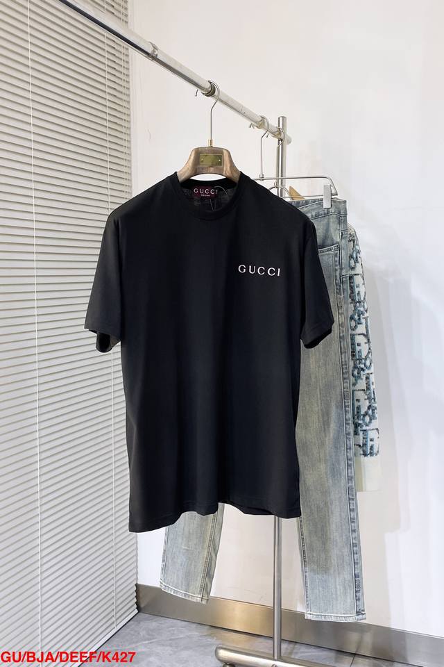 P200 K427 Gu Gucci 发泡印花Logo短袖 面料：采用50支平纹双股，螺纹搭配1*1索罗娜。面料做了普洗工艺增加衣服手感和固色，同时高温固定衣服