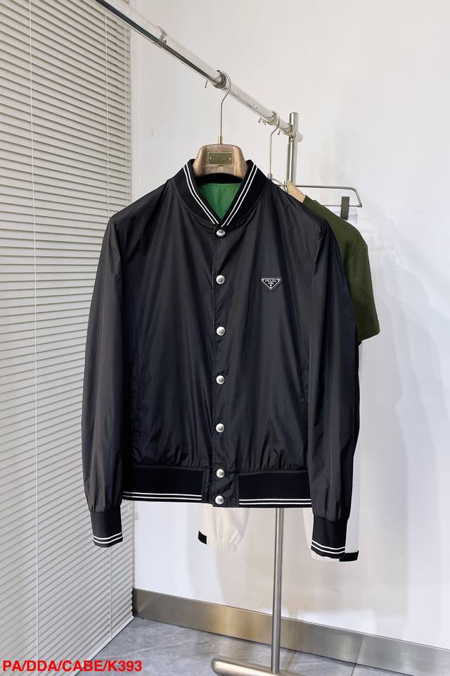 P380 K393 Pa普拉达 2025早春新款上市 原单狠货 意大利进口面料时尚双面。上身更随意大方，专柜原版五金奢华高档定制新作！经典三角标点缀设计，原版辅
