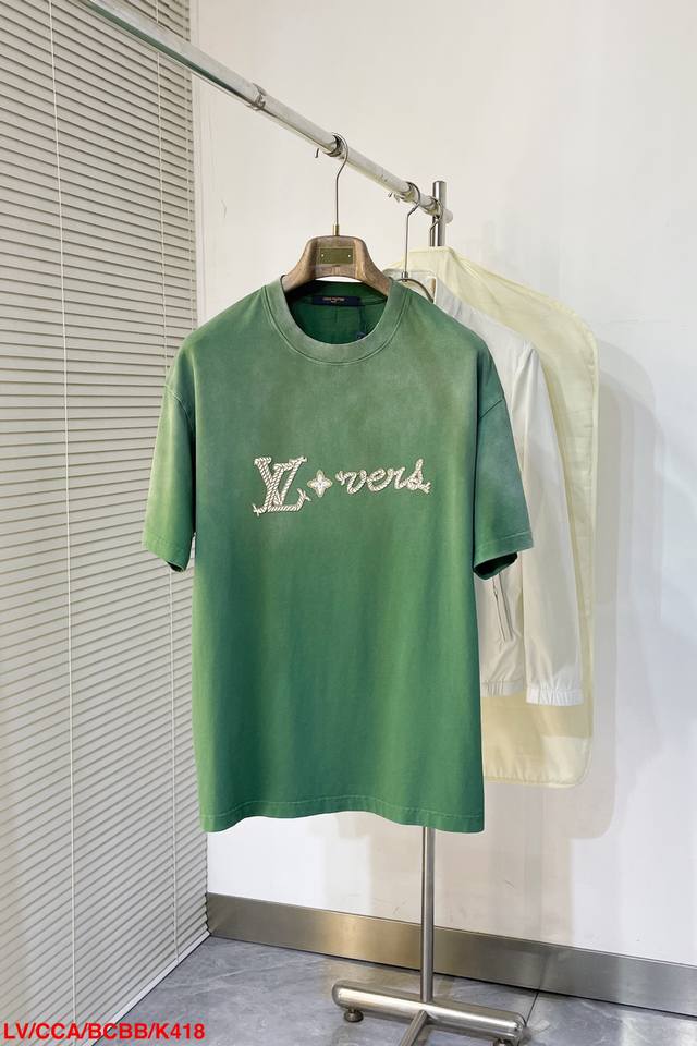 P230 K418 Lvlouis Vuitton 路易威登 25Ss 麻绳绳结短袖 Lovers贴饰融入秀场的套索Ropes元素风格，与后部路易标识相映成趣，