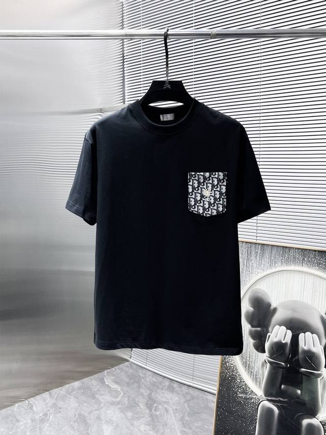 P180 迪奥 Dior 2025新款 圆领 短袖 T恤 ，高端版本！专柜定制面料 透气舒适度高，细节无可挑剔，品牌元素设计理念，体现高品质。手感细腻柔软！呈现