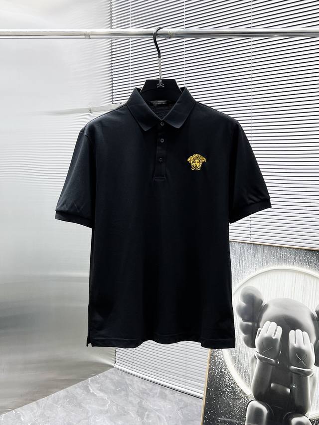 P180 范思哲 Versace 2025Ss夏季新款 翻领短袖T恤 Polo衫，高端版本！专柜定制面料 透气舒适度高，细节无可挑剔，品牌元素设计理念，体现高品
