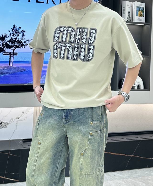 P300 Miumiu 2025春夏款 官网同步 面料采用重磅纯棉精梳棉面料，Os宽松版型，上身版型超正！日常百搭，衣橱必备单品！ 男女同款 尺码 S-3Xl