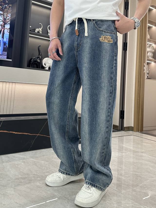 P330 Lv 专柜最新同款牛仔裤 面料版型做工绝绝子 好穿不挑身材在搭配上没有太多的限制 随意简洁的衬托其他单品，来展现自己的风格姿态～ 可以百搭任何风格的单