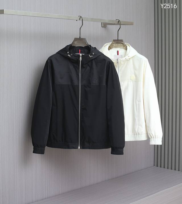 P460 J2516 Moncler 男士春夏新款时尚休闲连帽帽设计夹克冲锋衣外套，高级感满满的一款薄款外套，袖口贴袋黑色皮质五金标牌，领口带帽子，帽子可折叠收