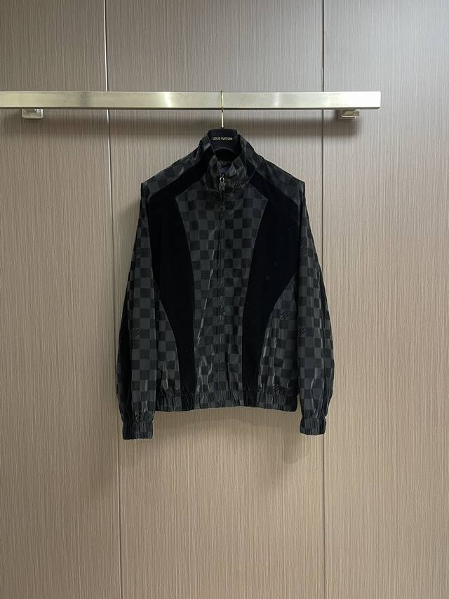 上衣 P460 裤子 P400 Lv 棋盘格植绒拉链外套长裤套装，采用植绒哑光Damier 图案融入 Marque L.Vuitton Deposee 标识，丝