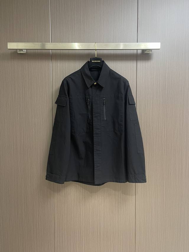 P400 Balenciaga 2025Ss 单排扣拉链长袖夹克外套，简约利落的轻薄，大身采用激光切割＋无痕压胶工艺，切割边缘平整服贴，上身笔挺利落有型，非一般