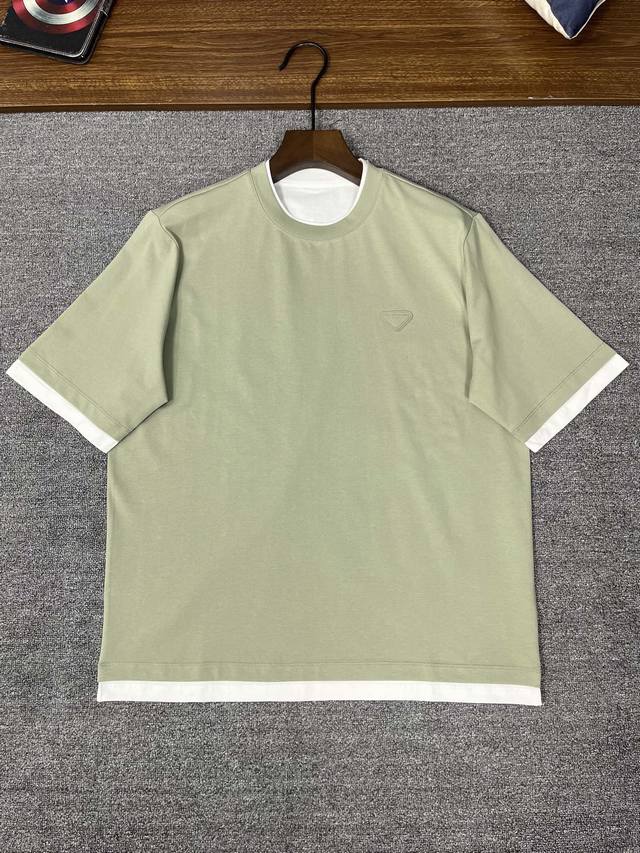 P200 2025春夏新款来袭～～喜欢他家的设计，强烈推荐 胸口经典低调三角章 微阔圆领短袖假两件T恤衫 领口袖口下摆三处假两件设计 上身时尚而赋予现代气息感