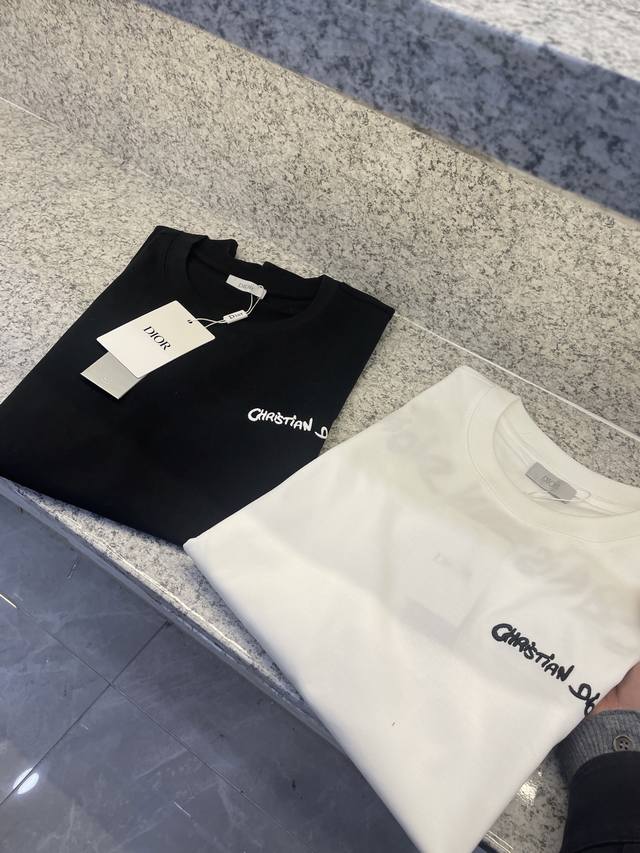 P200。 Cd迪澳25 Ss新品春夏首发专柜 最新款短袖圆领T恤高端订制 设计前卫时尚！品牌Logo重工艺设计高端定制欧棉180克面料手感柔软.穿着舒适.专柜