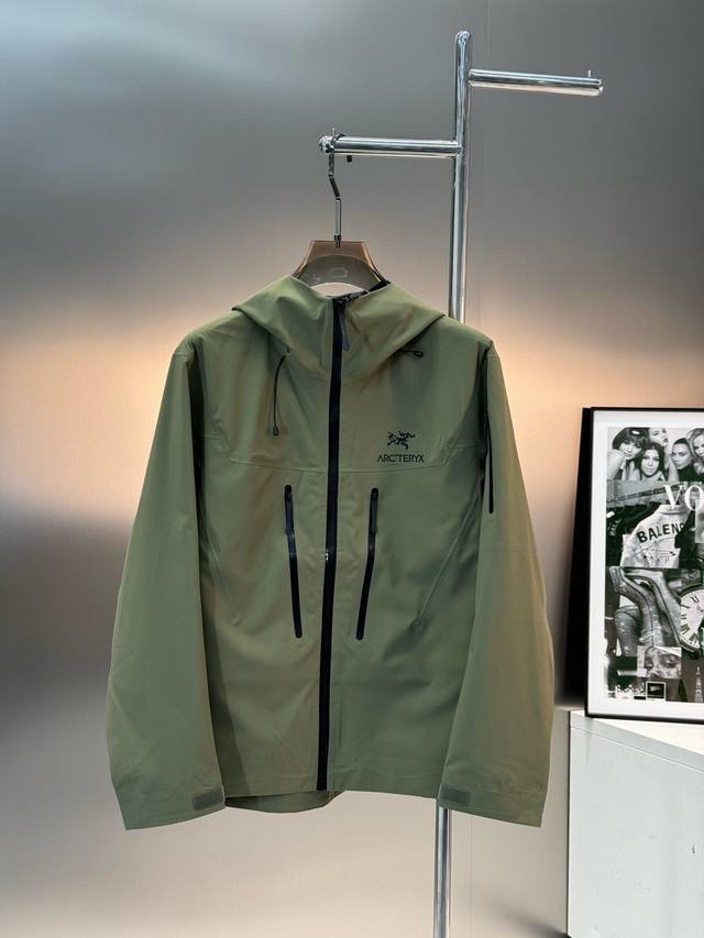 P500。 Arcteryx 始祖鸟25S户外登山透气防风防水软壳冲锋衣夹克。硬壳冲锋衣 面料柔软 舒适性强。户外活动 抗风防雨 功能性强大。即使你要去户外登山
