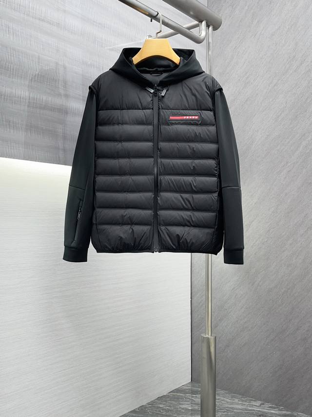 羽绒服- P550。 高端定制 专柜官网同步发售！辅料全部原版定制出品，贸易公司真品订单。高级定制进口面料，以天然植物纖維提炼出来，比一般棉织物轻薄 手感柔软，