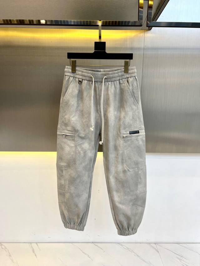 P340 Ba巴黎世家、2025春夏工装风斜拉链弯刀裤。挺刮性极佳的聚酯纤维材质，高街休闲的版型设计，你都能想到它一流的搭配性能了。撞色抽绳，彰显独特的时尚性能