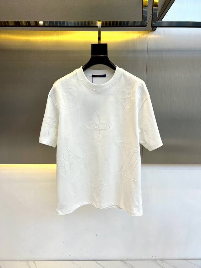 P260 1V、2025年春夏款男士圆领针织T恤。最具底蕴款式，精工细作，凹凸感别具匠心。采用最新定制欧棉面料，舒适与透气特性备受青睐。胸前精美图案采用超工艺激