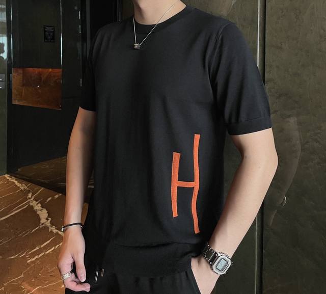 P290 型号D-6050#，爱马家 2025春夏最新H提花徽标男士圆领短袖针织衫，精选针织棉质面料制成， 80支超柔长绒棉，16针密致针法，纹理清晰，紧密不易