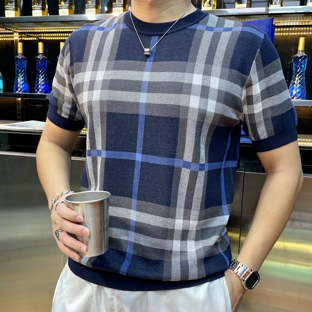 P300 型号D-6038# 男女同款 ，B家 2025春夏最新经典大格子圆领短袖针织衫， 选用针织棉质面料制成， 60支超柔丝光长绒棉，16针密致针法，纹理清