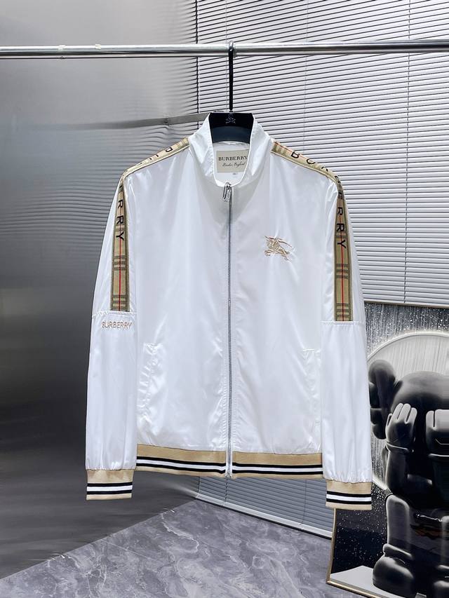 P190， 巴宝莉 Burberry ，Ss早秋新款 立领 夹克 外套，高端版本！专柜定制面料 透气舒适度高，细节无可挑剔，品牌元素设计理念，体现高品质。手感细