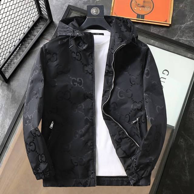 P390 古奇 官网同款，三标齐全，提前发售 Ss开春新款男士夹克外套，双面穿原单三标齐全高端版本 专柜定制面料 透气舒适度高，细节无可挑剔，品牌元素设计理念，