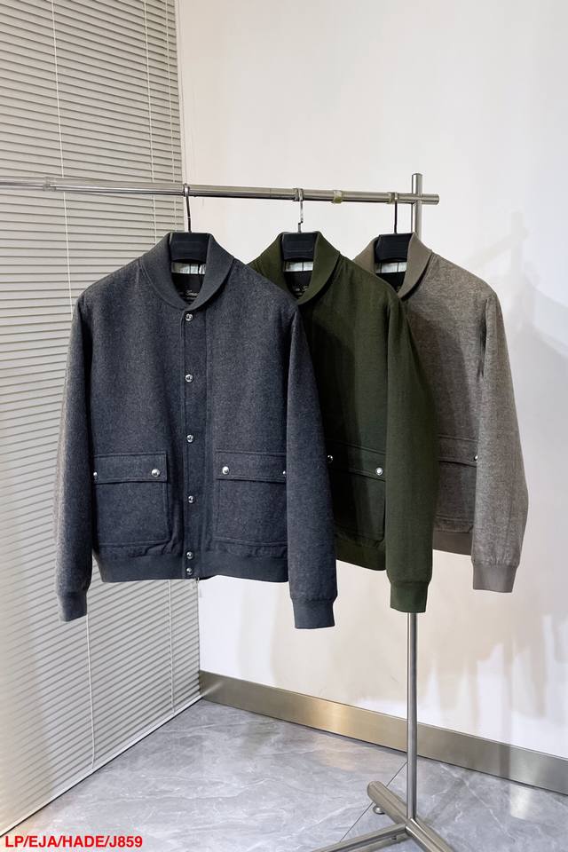 P570 J859 Lp Loro Piana25Ss新款Rima飞行员，这款在柔软与坚韧之间自在游走，将舒适面料与精湛工艺和谐相融。这款轻盈的男士飞行员采用精