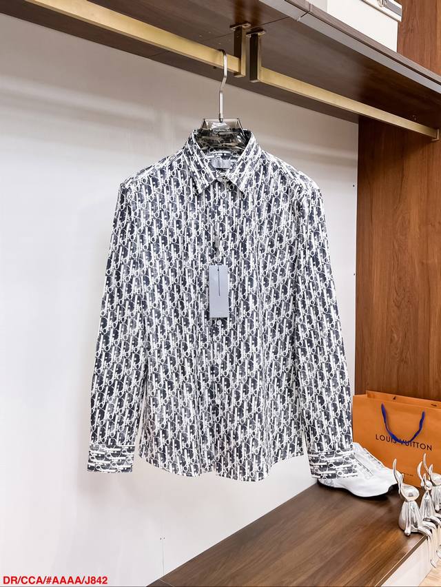P220 J842 Drdior 25Ss最新秋款男士必备款衬衫，定制丝光面料，舒服透气，柔软舒适，上身高端又奢华，足够场面的档次，这款衬衫无不骄傲的让你满意有