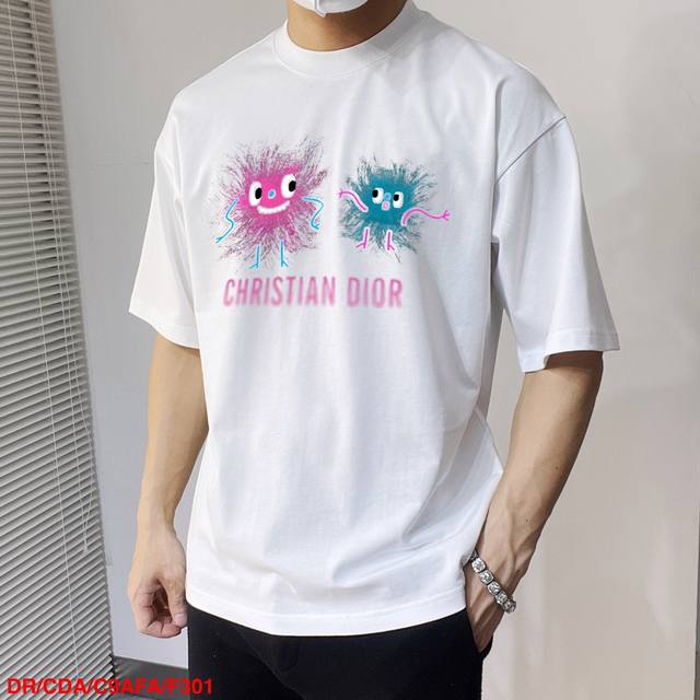 P230 F301 Drdior 2025Logo印花圆领宽松美式复古短袖T恤 面料采用40支260G双纱面料，上身有型，质感无敌，绝对属于性价比极高的一款短袖