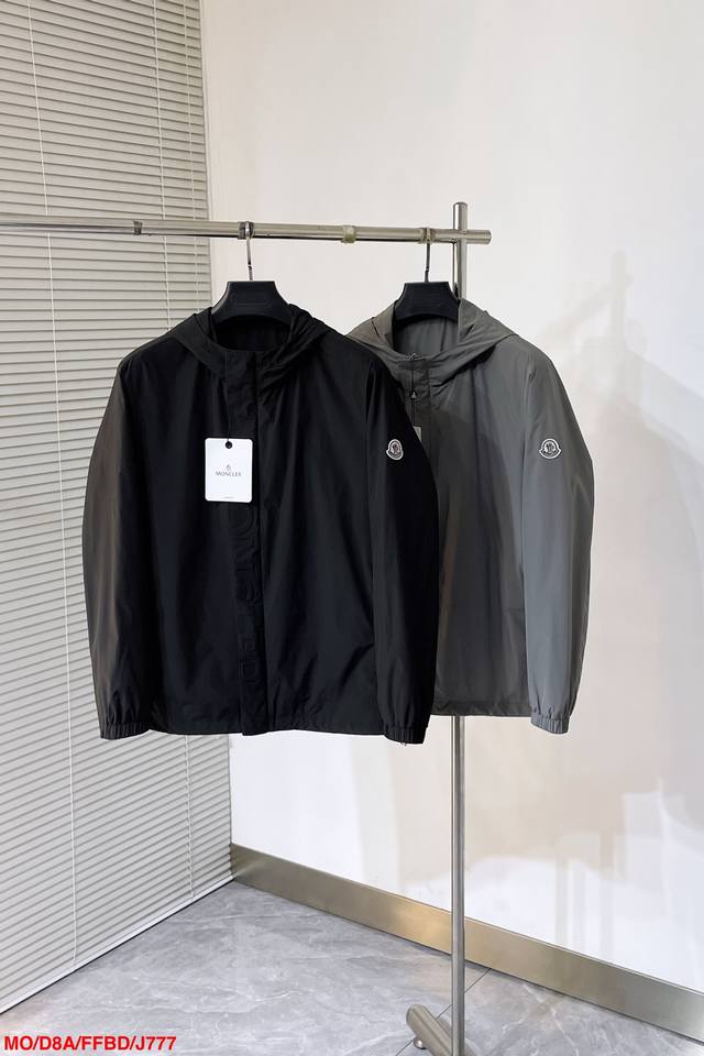 P430 J777 Momoncler 2025年新款男士休闲外套，穿上简约干练的休闲外套，瞬间重回时髦霸气，又是活力满满的状态。史前最流行的小立领拉链设计，面