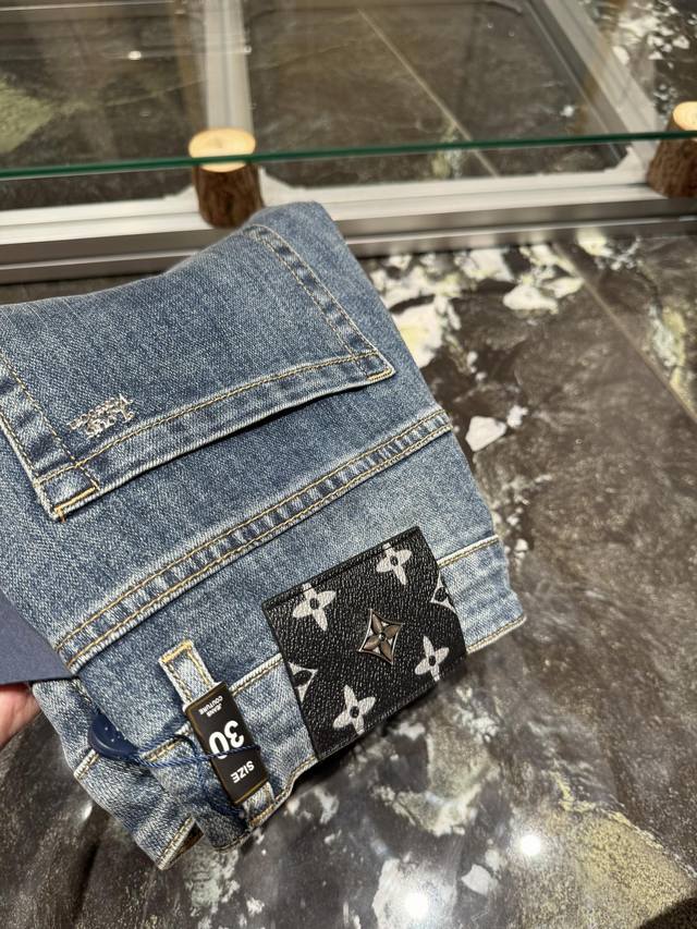 支持年后退换。 P250 Lv驴牌 水洗修身牛仔裤 日本丹宁牛仔布 质密、略挺括、有型、不软榻 触感柔软舒适、有弹性。 水洗工艺、小直简、自然修身、不紧绷。 经