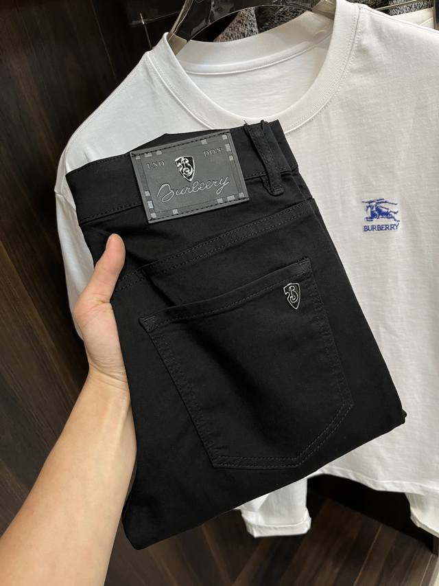 主推 P270 Burberry 独家专供25S开春新款巴宝莉潮男时尚休闲牛仔裤，高端欧版原单裤子，潮流时尚休闲裤子 透气舒适度高，细节无可挑剔，品牌元素设计理