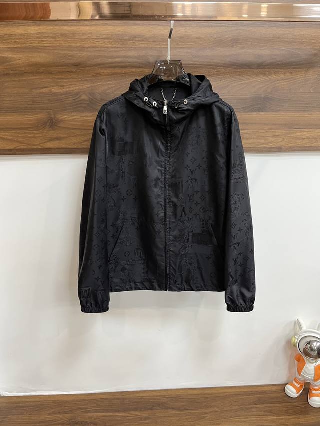 价格P上错 重新调整上架！ 主推 P490 Lv 2025Ss早春新款发布驴牌连帽夹克外套，春款外套！穿上就是舒适自在又显瘦的存在，慵懒而随性，结合干净简单的色