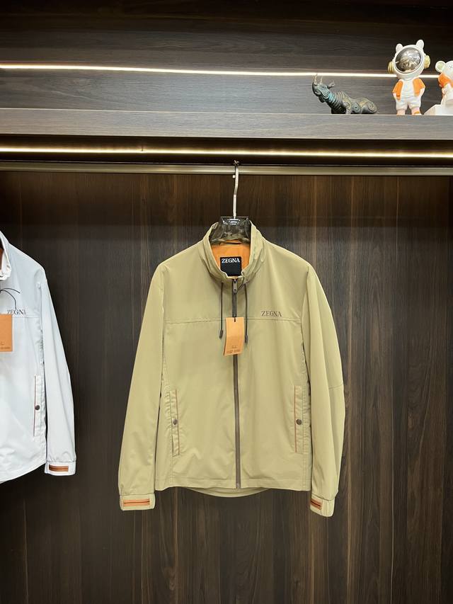 主推 P430 Zegna 2025Ss早春新款发布秘杰尼亚立领夹克外套。春款外套！穿上就是舒适自在又显瘦的存在，慵懒而随性，结合干净简单的色系就特别耐看，适合
