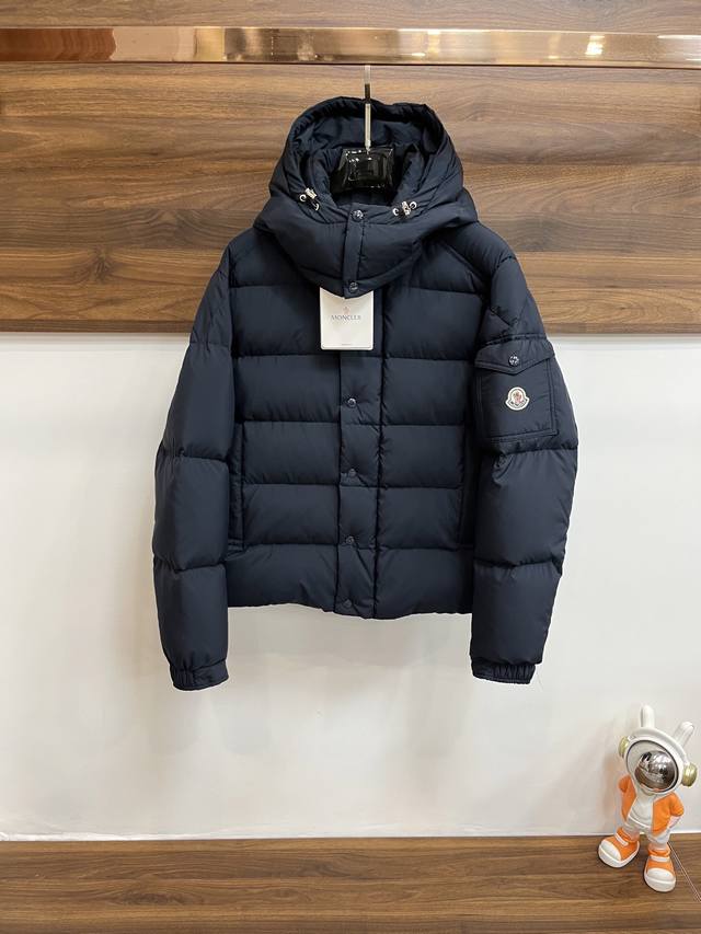 主推 P960 Mon秋冬新款Vezere羽绒服，这款采用Longue Saison面料制成，既轻盈又保暖。此短款羽绒服配有兜帽，拉链和纽扣开合，拉链口袋，衣袖