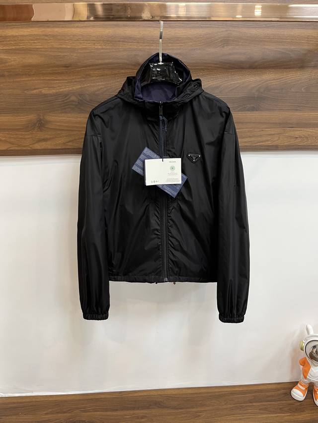 主推 P480 Prada 普拉达 秋冬新款新款连帽外套，选用亮泽尼龙面料打造，胸前经典印花设计Logo，呈现宽松版型，欧美时尚大牌外套，顶级原版进口面料，奢侈